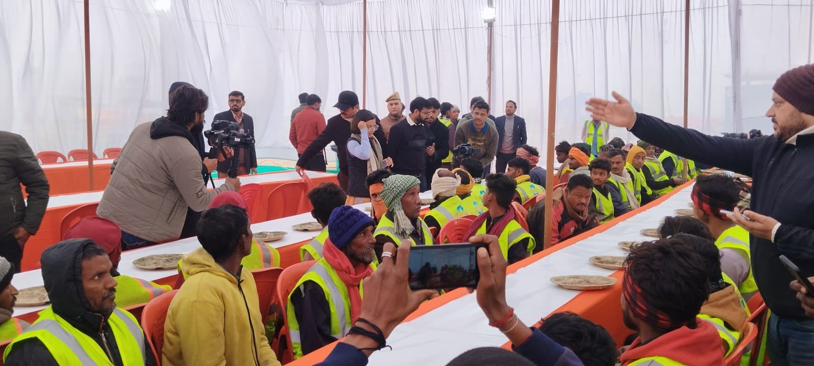 नववर्ष के उपलक्ष्य में मेला प्राधिकरण ने आयोजित किया स्वच्छता मित्र सामूहिक भोज