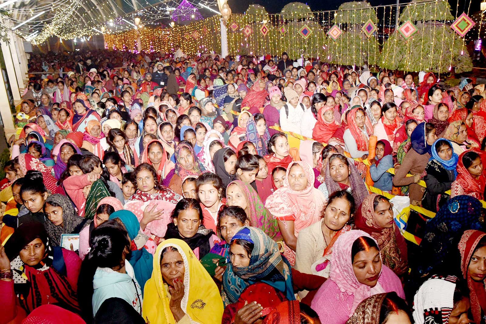 खिचड़ी चढ़ाने आए बच्चों को सीएम योगी ने दिया आशीर्वाद