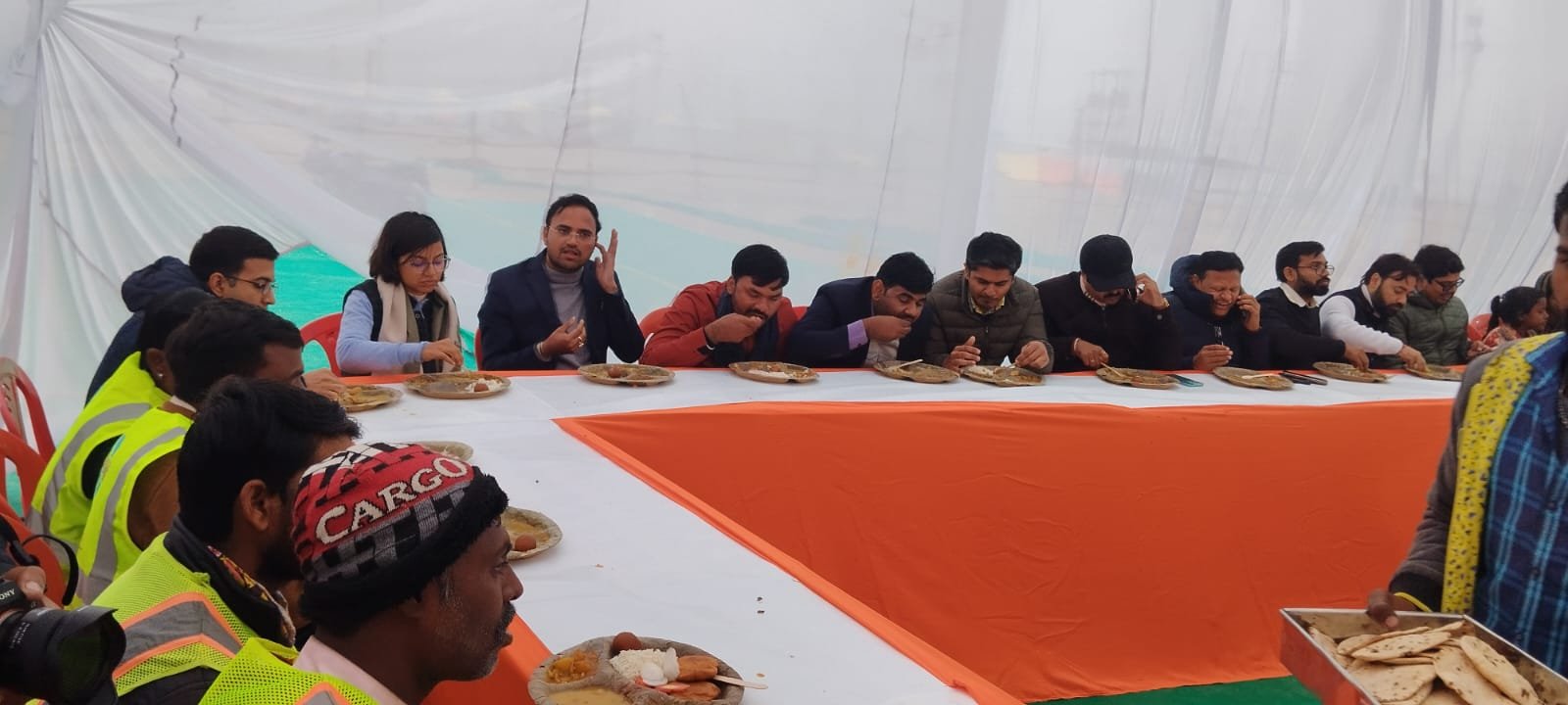 नववर्ष के उपलक्ष्य में मेला प्राधिकरण ने आयोजित किया स्वच्छता मित्र सामूहिक भोज