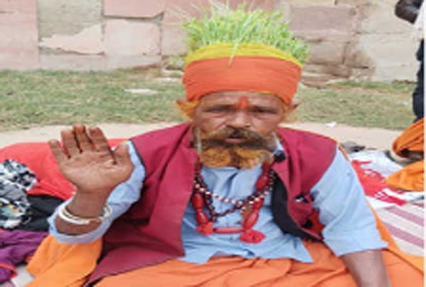 जैविक खेती का संदेश देने के लिये सिर पर उगाया जौ