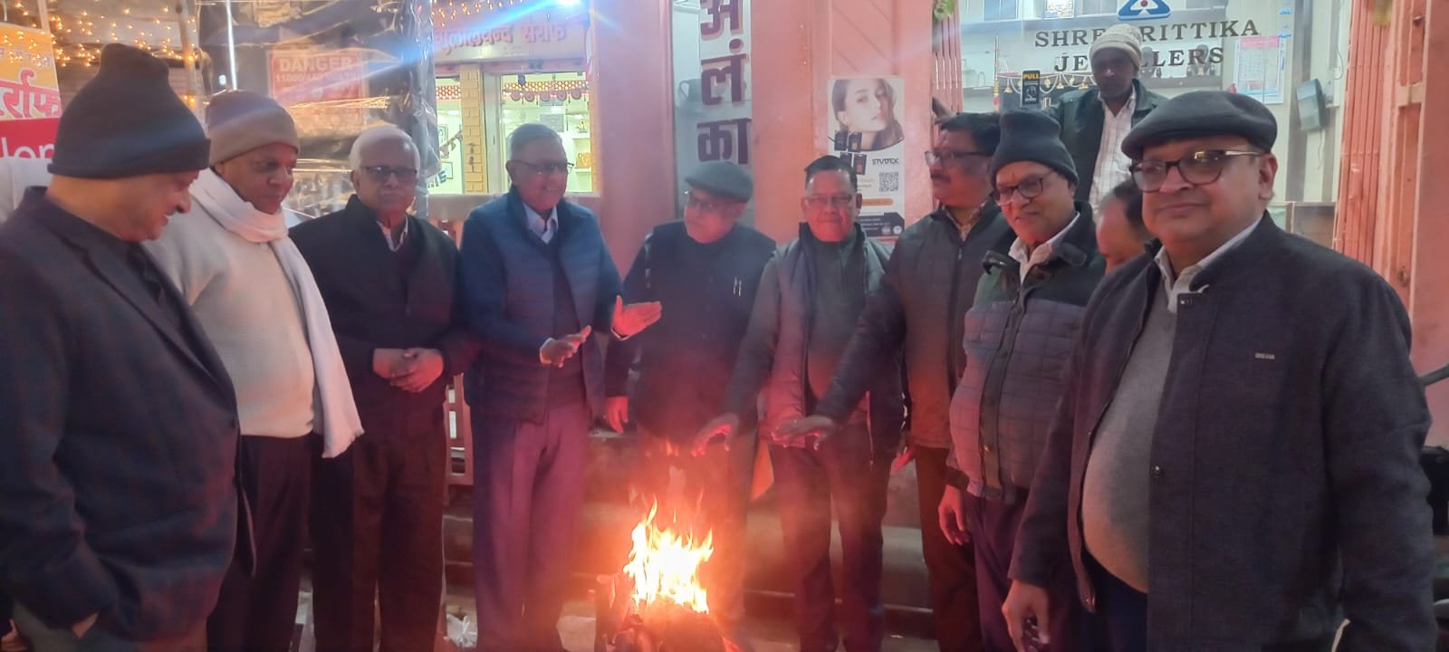 अग्रसेन सेवा संस्थान द्वारा अलाव व्यवस्था से श्रद्धालुओं को राहत