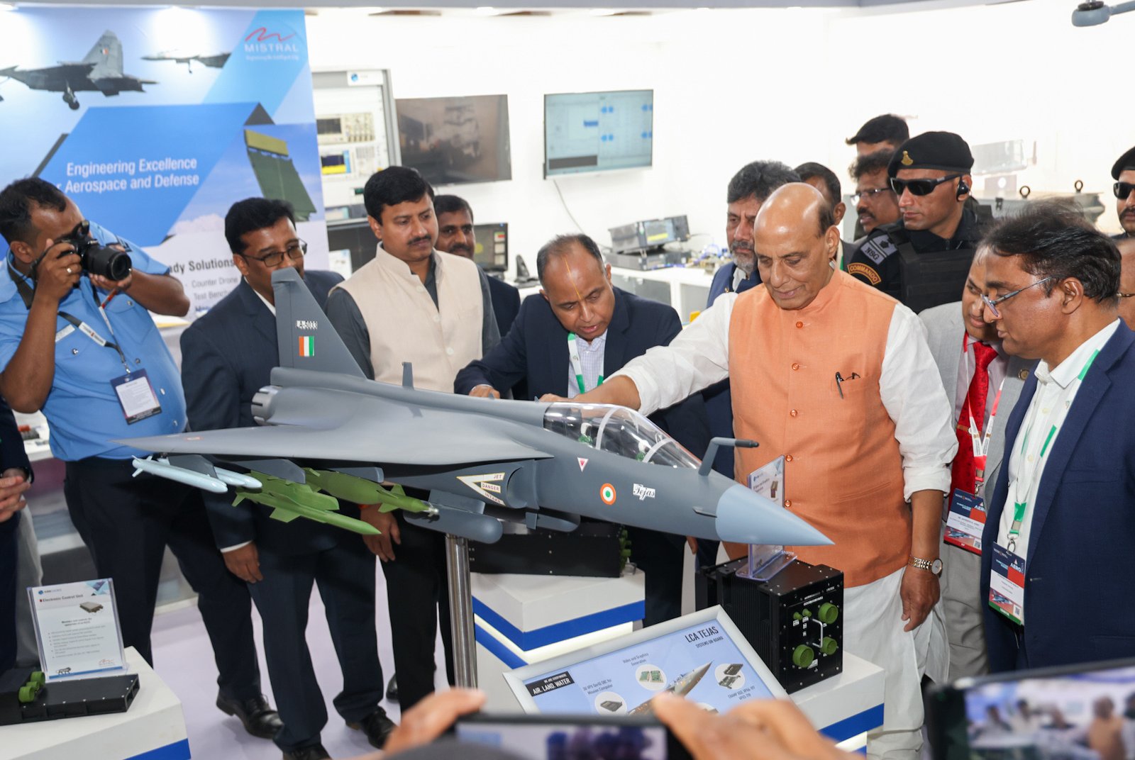 राजनाथ ने एयरो इंडिया एयरो में भारत, आई डक्स और कर्नाटक मंडपों का उद्घाटन किया