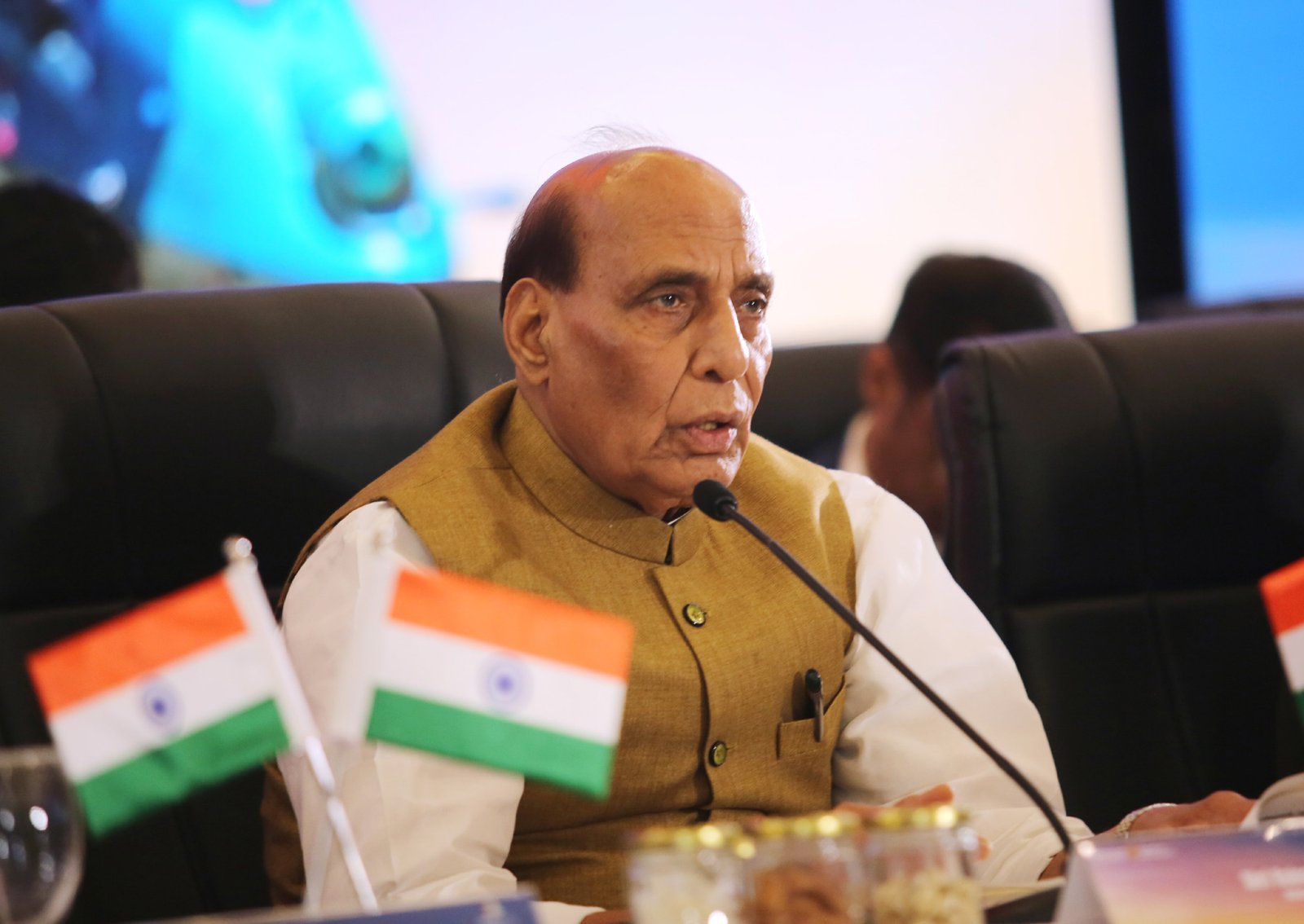 भारत के साथ मिलकर उन्नत रक्षा प्रणालियों का विकास करें वैश्विक समुदाय: राजनाथ