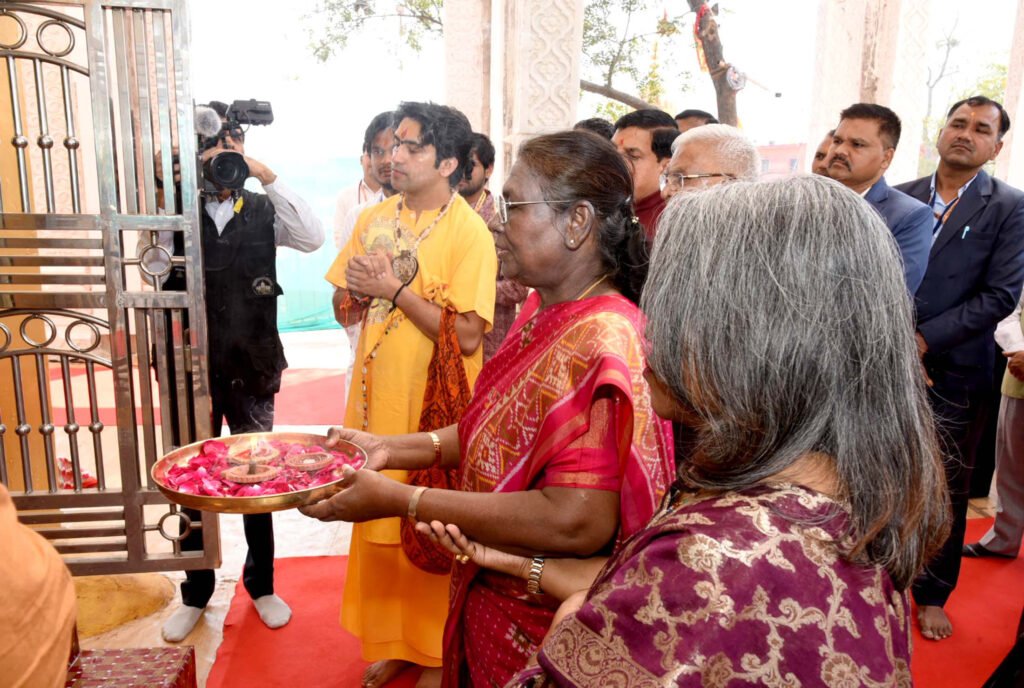 स्वयं को शिक्षित और आत्मनिर्भर बनाने के निरंतर प्रयास करें महिलाएं : मुर्मु