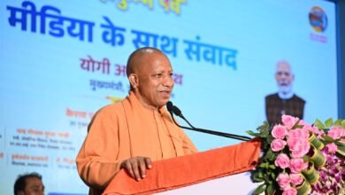 मुख्यमंत्री ने मीडियाकर्मियों से किया संवाद, बोले- मां गंगा की धारा की तरह अनवरत चलता रहा मीडिया