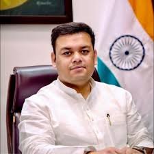 शिक्षामित्रों के अपमान पर विधानसभा में हंगामा, बेसिक शिक्षा मंत्री संदीप सिंह ने कहा, ‘माफी मांगें सपा विधायक’