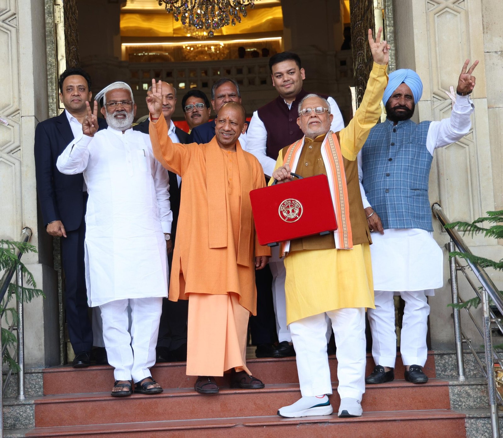 योगी सरकार ने पेश किया 8.08 लाख करोड़ से अधिक का ऐतिहासिक बजट
