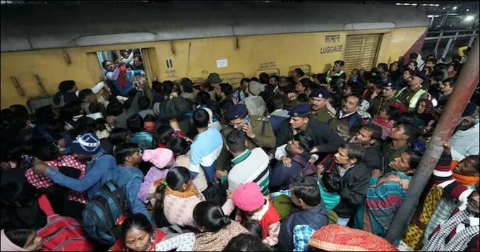नई दिल्ली रेलवे स्टेशन हादसे के पीड़ितों के लिए मुआवजे का ऐलान हुआ है। मृतकों के परिजनों को 10 लाख रुपए का मुआवजा, गंभीर रूप से घायल लोगों को 2.5 लाख का मुआवजा और मामूली रूप से घायल लोगों को एक लाख का मुआवजा दिया जाएगा।