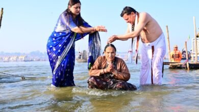 उत्तराखंड के सीएम धामी ने परिवार संग संगम में लगाई डुबकी,बोले - प्रयागराज की तरह हरिद्वार में कुम्भ 2027 को बनाएंगे भव्य