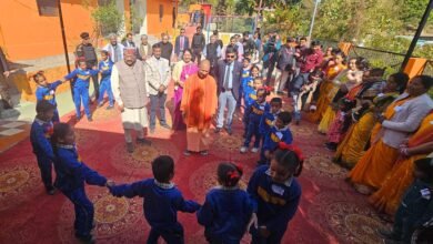 अपने बचपन के स्कूल पहुंचे सीएम योगी, पुरानी यादों को किया ताजा