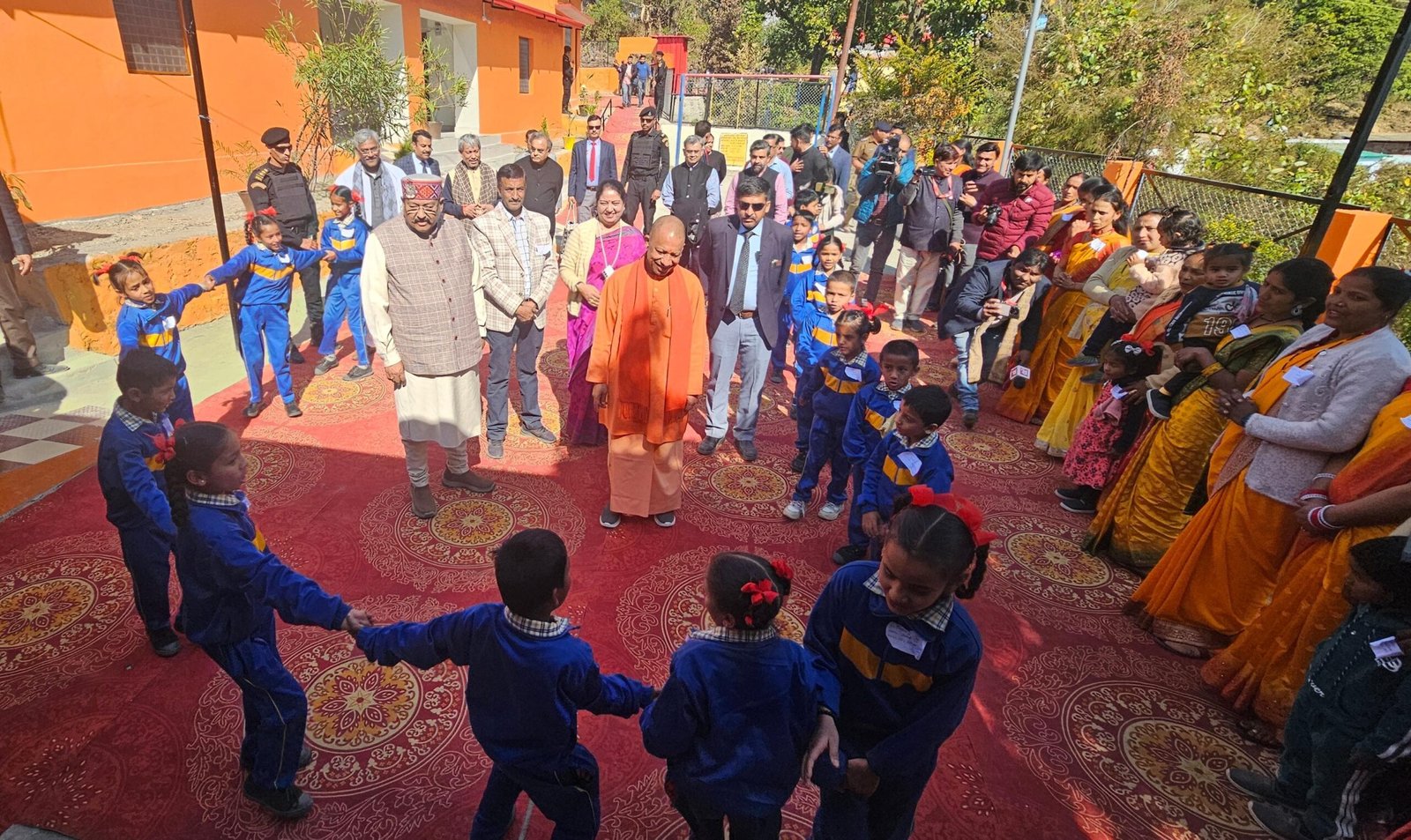 अपने बचपन के स्कूल पहुंचे सीएम योगी, पुरानी यादों को किया ताजा