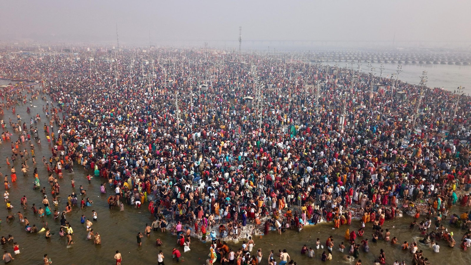 हर-हर गंगे के जयघोष से गूंजा संपूर्ण महाकुम्भ क्षेत्र.सीएम योगी के निर्देश पर सुरक्षा के बेहद पुख्ता इंतजाम.डीआईजी और एसएसपी ने ग्राउंड पर उतरकर की व्यवस्थाओं की निगरानी .