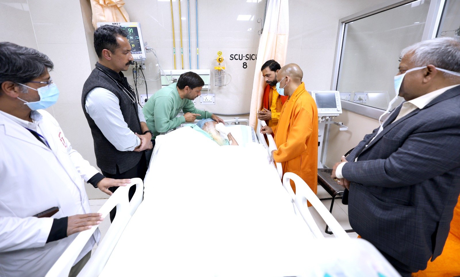 सीएम योगी ने डॉक्टरों से इलाज की प्रगति पर की चर्चा, दिए आवश्यक दिशानिर्देश