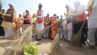 मां गंगा की पूजा-अर्चना कर मुख्यमंत्री ने संगम तट पर प्रारंभ किया स्वच्छता अभियान