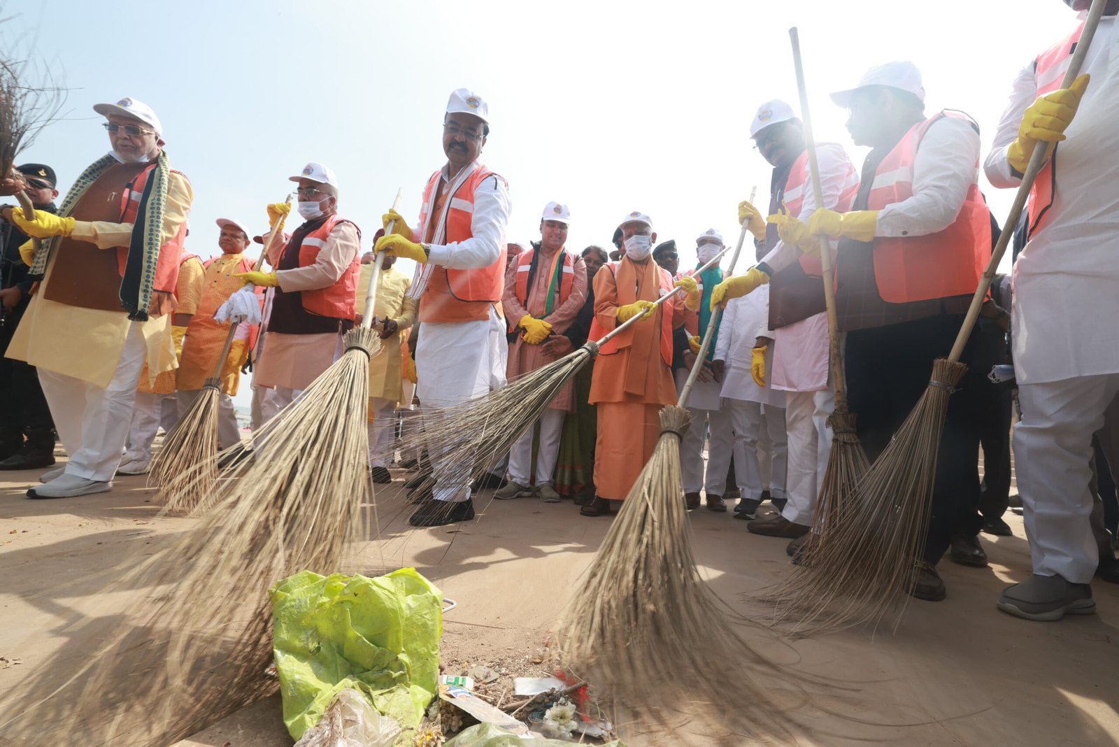 मां गंगा की पूजा-अर्चना कर मुख्यमंत्री ने संगम तट पर प्रारंभ किया स्वच्छता अभियान