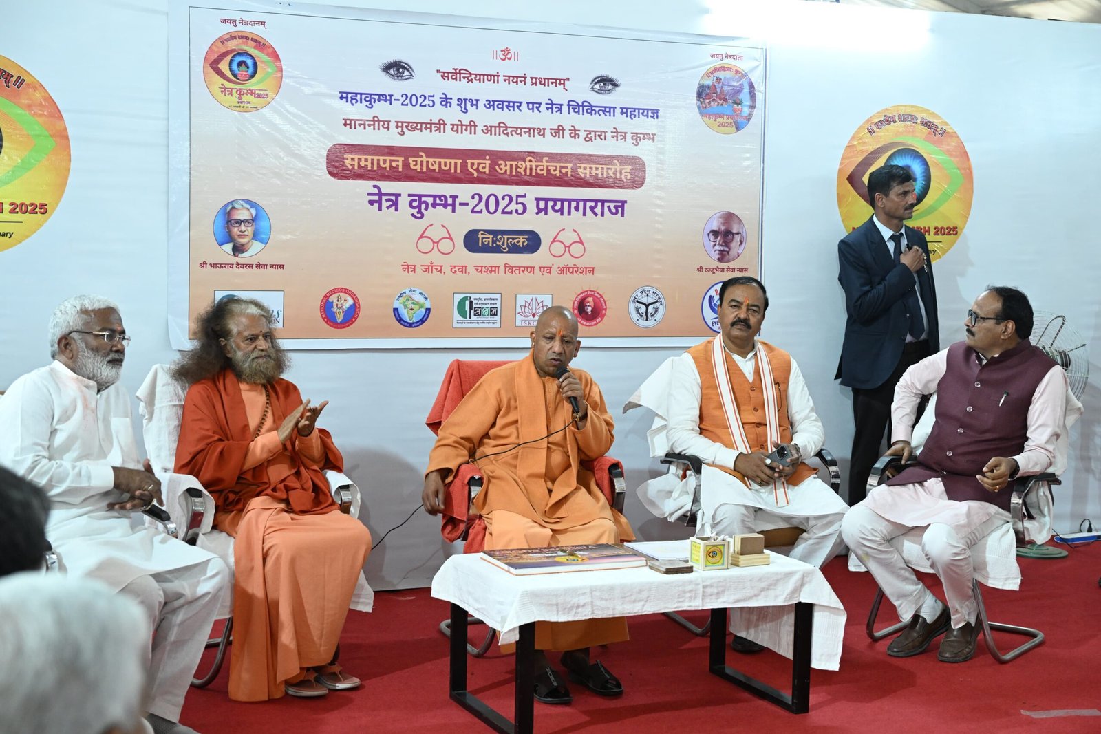 सीएम ने बड़े हनुमान मंदिर में किए दर्शन, महाकुम्भ की सफलता के लिए सभी संतों का जताया आभार