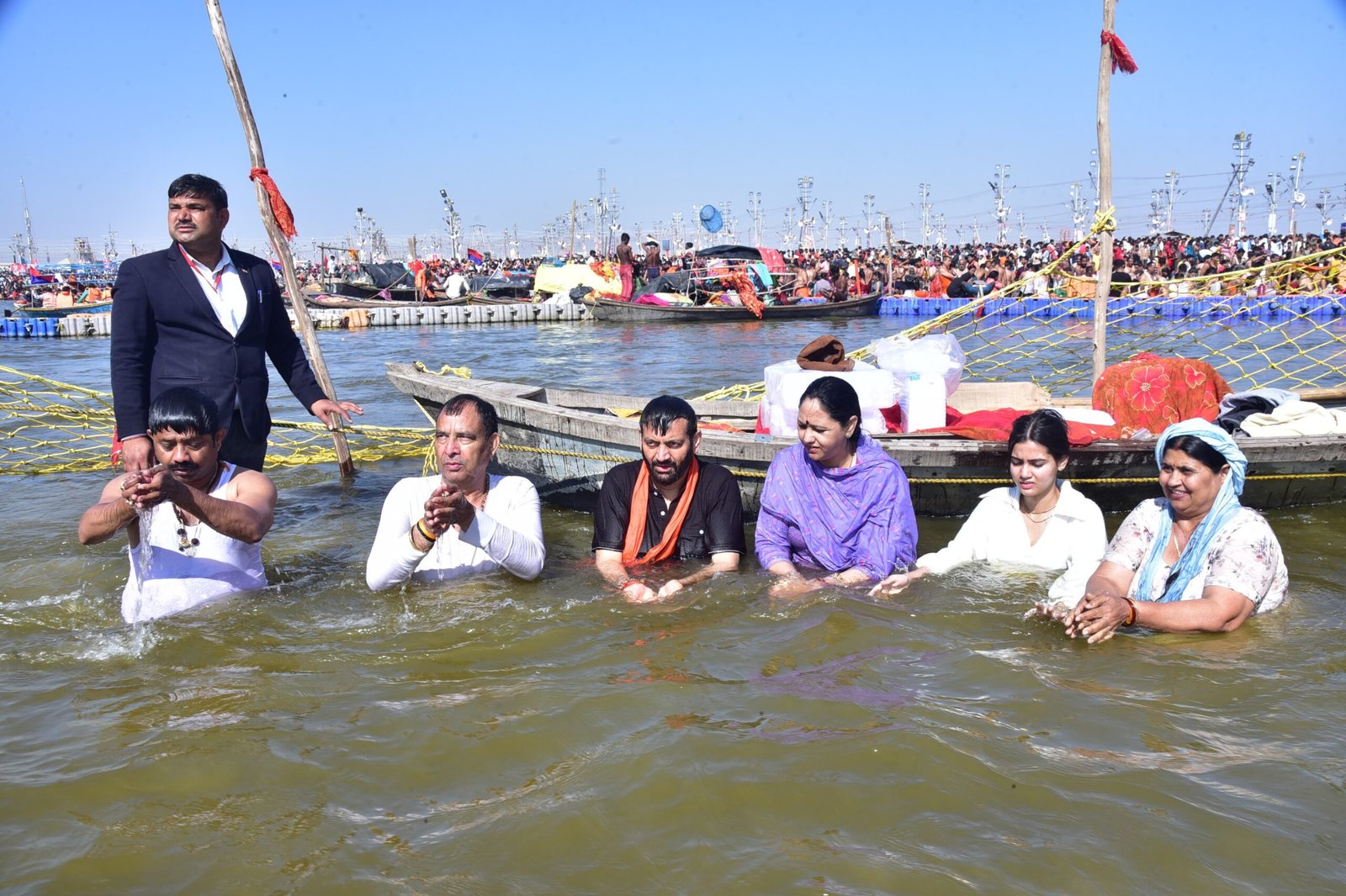हरियाणा के सीएम नायब सिंह सैनी ने सपरिवार किया संगम स्नान