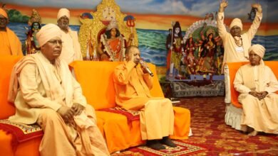 भारत सेवाश्रम संघ के शिविर पहुंचे सीएम योगी, विभिन्न संप्रदायों से जुड़े संतों से की मुलाकात