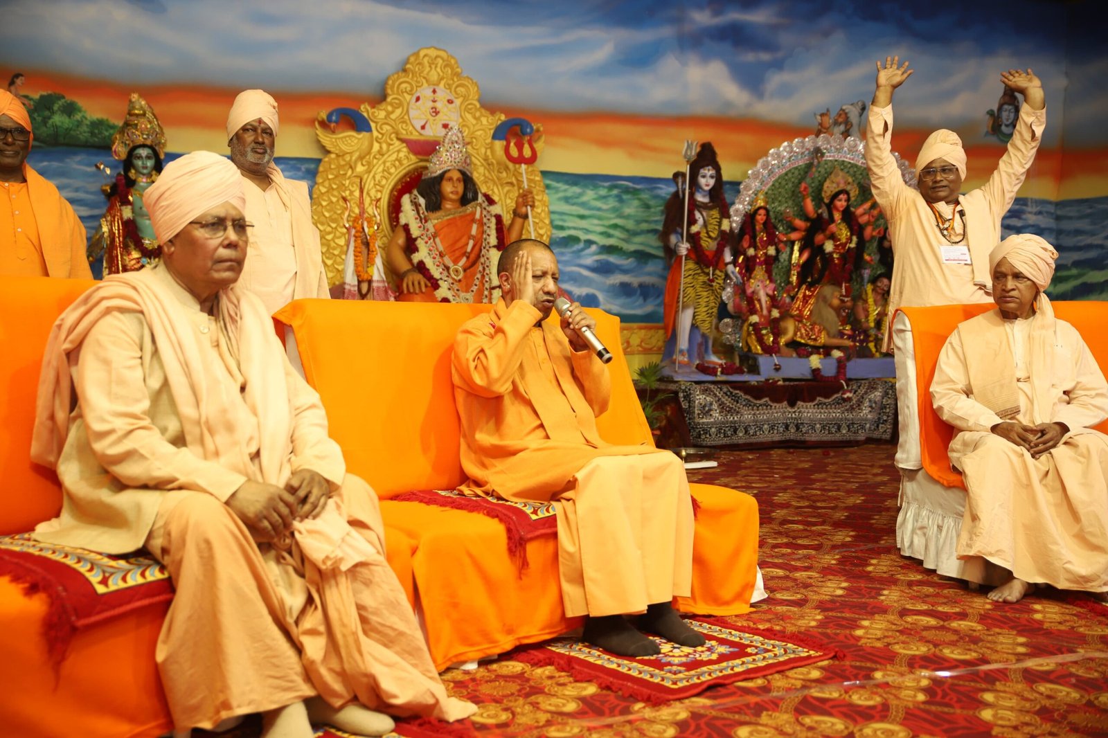 भारत सेवाश्रम संघ के शिविर पहुंचे सीएम योगी, विभिन्न संप्रदायों से जुड़े संतों से की मुलाकात