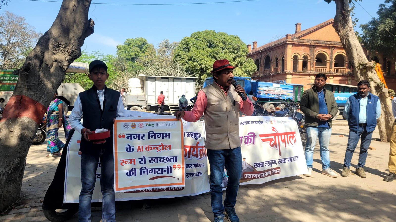 श्रद्धालुओं को स्वच्छता के प्रति जागरूक करने के लिए जादू कार्यक्रम और स्वच्छता की चौपाल का आयोजन