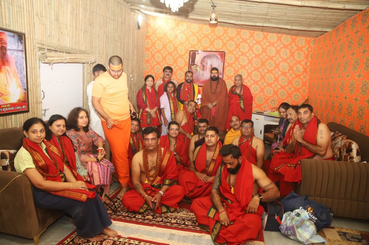 अफ्रीका के घाना से आए प्रतिनिधियों ने की अग्नि अखाड़े के सचिव महामंडलेश्वर संपूर्णानंद जी से मुलाकात.विदेशी सैलानियों ने भारतीय संस्कृति को नजदीक से देखा और अनुभव किया.