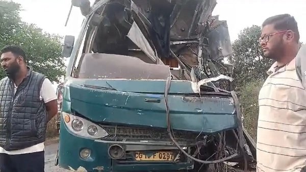 छत्तीसगढ़: यात्री बस टकराई खडे ट्रेलर से, एक की मौत 22 घायल
