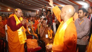 मुख्यमंत्री योगी आदित्यनाथ ने बौद्ध संतों और संन्यासियों पर पुष्प वर्षा कर पूरी दुनिया को दिया एकता का संदेश
