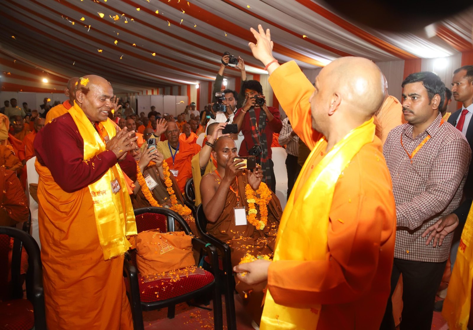 मुख्यमंत्री योगी आदित्यनाथ ने बौद्ध संतों और संन्यासियों पर पुष्प वर्षा कर पूरी दुनिया को दिया एकता का संदेश