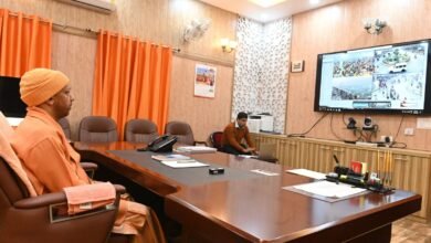 गोरखनाथ मंदिर स्थित कंट्रोल रूम से प्रयागराज में चल रहे पुण्य स्नान की मॉनीटरिंग