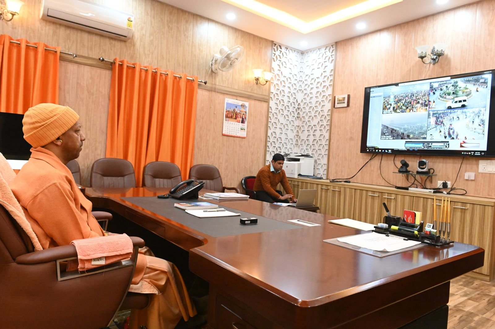 गोरखनाथ मंदिर स्थित कंट्रोल रूम से प्रयागराज में चल रहे पुण्य स्नान की मॉनीटरिंग