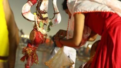 सृष्टि के प्रथम शिव मंदिर ब्रह्मेश्वर महादेव और सिद्ध पीठ मनकामेश्वर मंदिर में शिव भक्तों ने किया जलाभिषेक