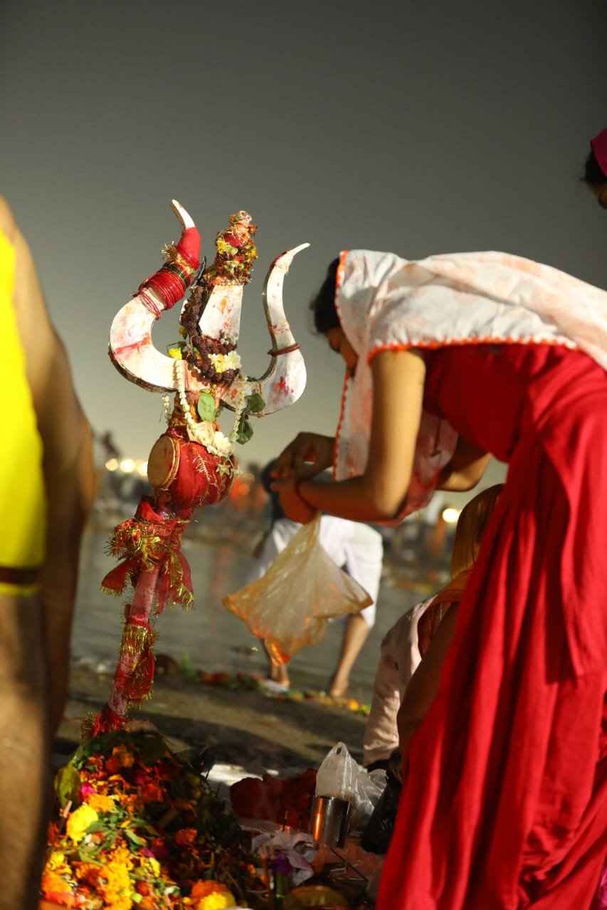 सृष्टि के प्रथम शिव मंदिर ब्रह्मेश्वर महादेव और सिद्ध पीठ मनकामेश्वर मंदिर में शिव भक्तों ने किया जलाभिषेक