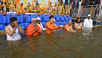 भूटान नरेश संग मुख्यमंत्री ने संगम में लगाई पावन डुबकी