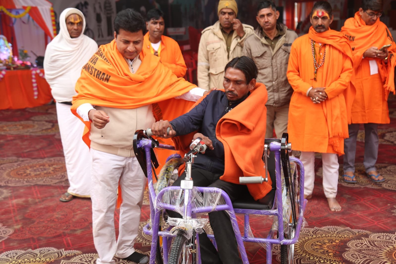 दिव्यांगों को पवित्र संगम में डुबकी लगवाने का भी किया गया प्रबंध, जरूरतमंदों के लिए कंबल व भंडारे का भी आयोजन