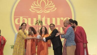 पिता संग महाकुम्भ पहुंचीं साइना नेहवाल