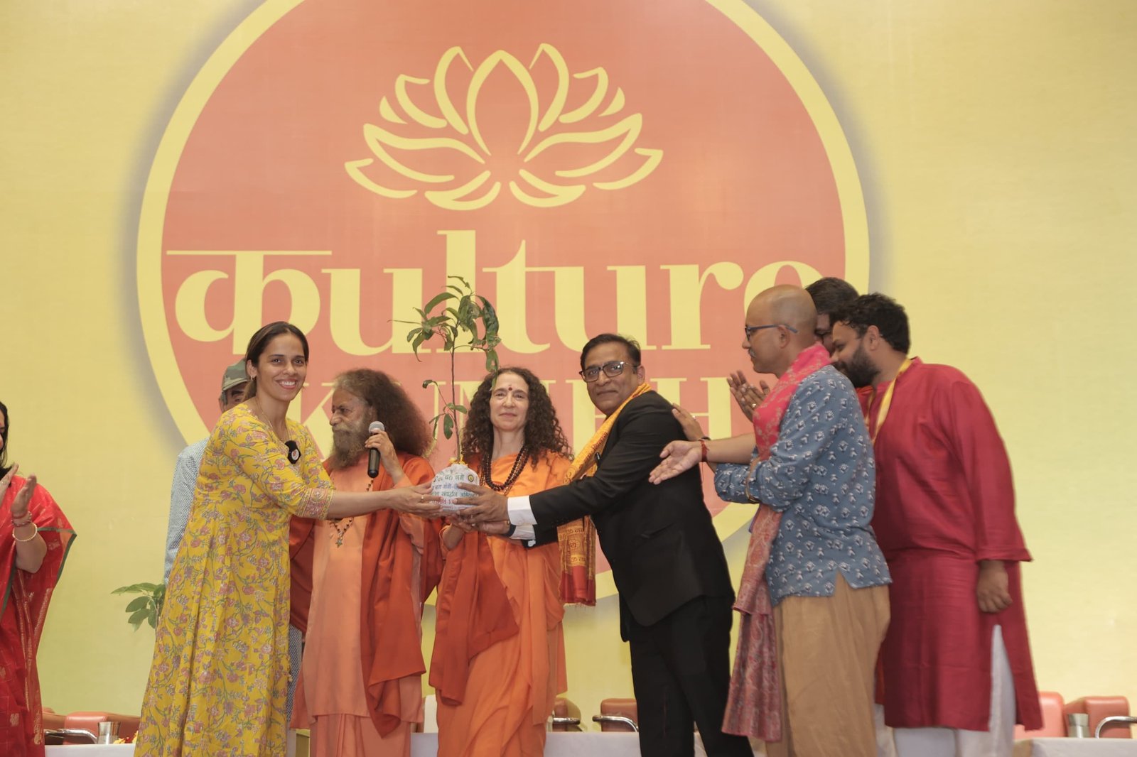 पिता संग महाकुम्भ पहुंचीं साइना नेहवाल