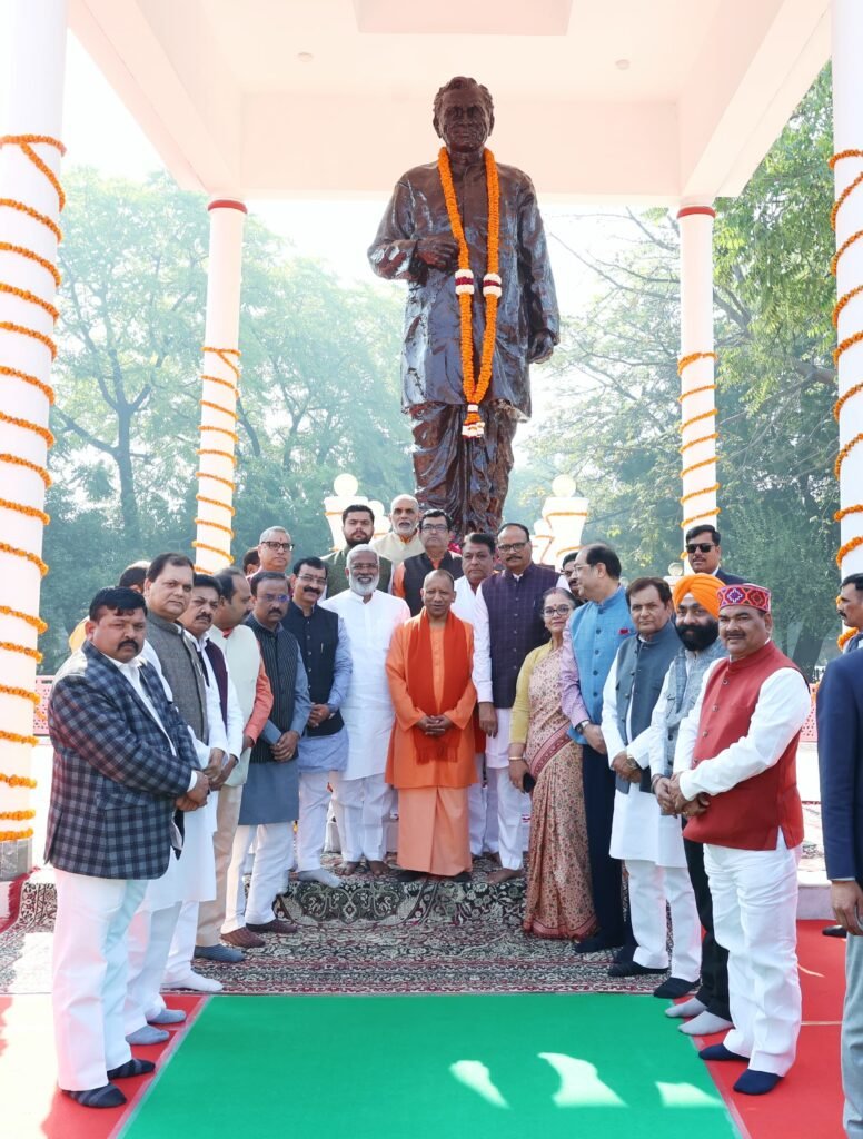 पंडित दीनदयाल उपाध्याय की पुण्यतिथि पर सीएम योगी ने प्रतिमा पर माल्यार्पण कर दी श्रद्धांजलि