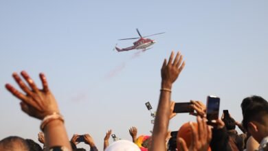 सुबह 8 बजे से श्रद्धालुओं पर हुई पुष्पवर्षा, जयकारों से गूंजा तीर्थराज