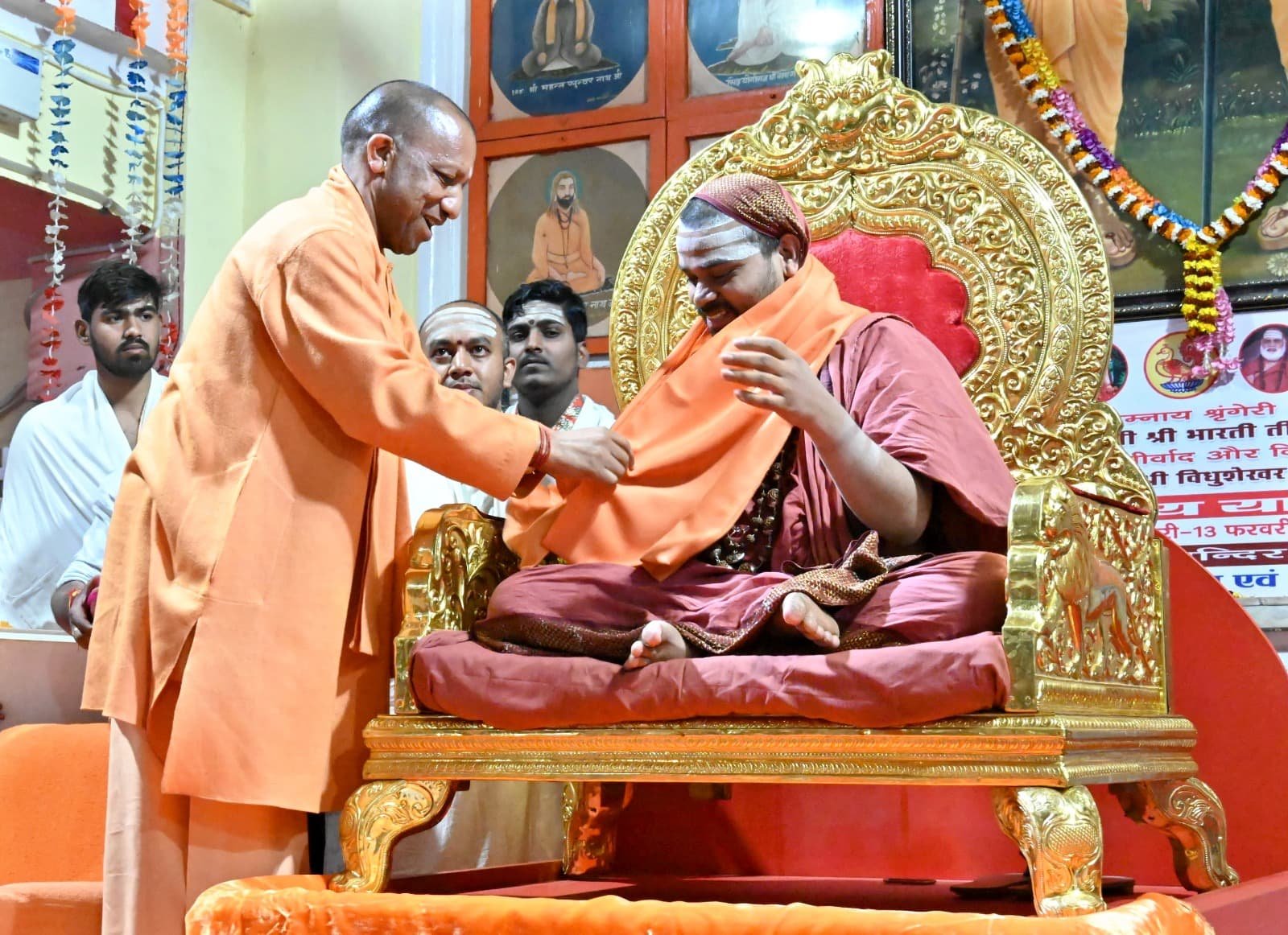 गोरखनाथ मंदिर में श्रृंगेरी शारदा पीठ) के जगद्गुरु शंकराचार्य जगद्गुरु शंकराचार्य विधुशेखर भारती सन्निधानम के अभिनंदन समारोह में बोले मुख्यमंत्री