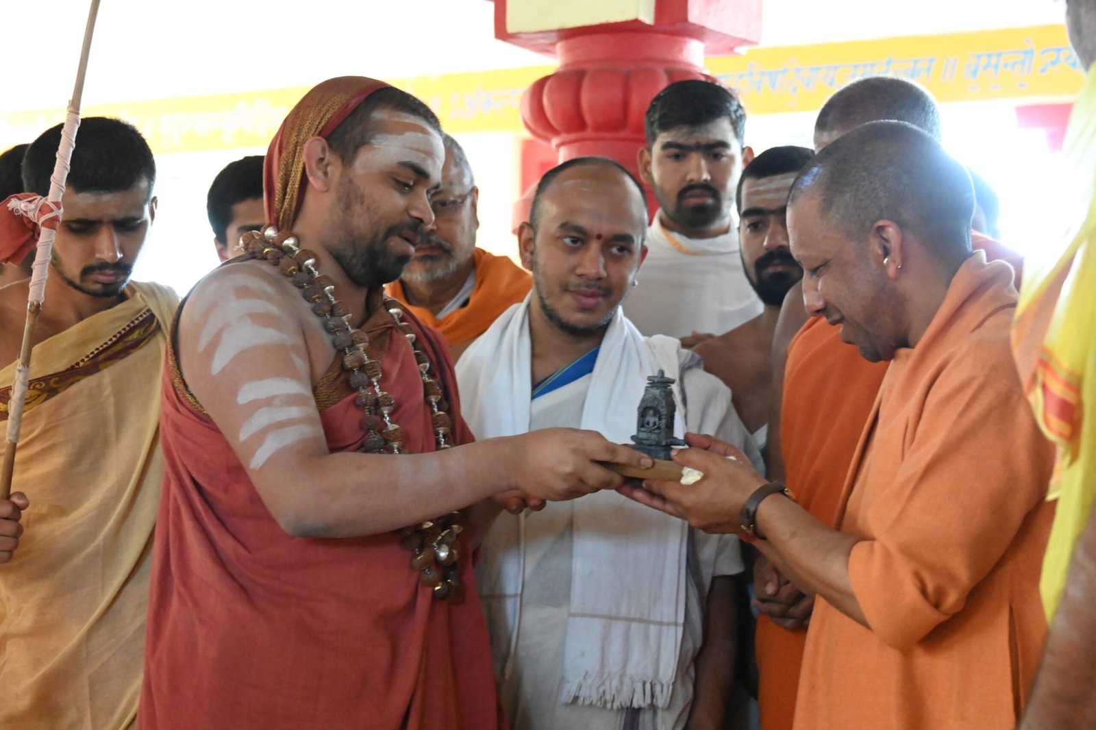 जगद्गुरु शंकराचार्य के साथ सीएम योगी ने किया विशिष्ट हवन