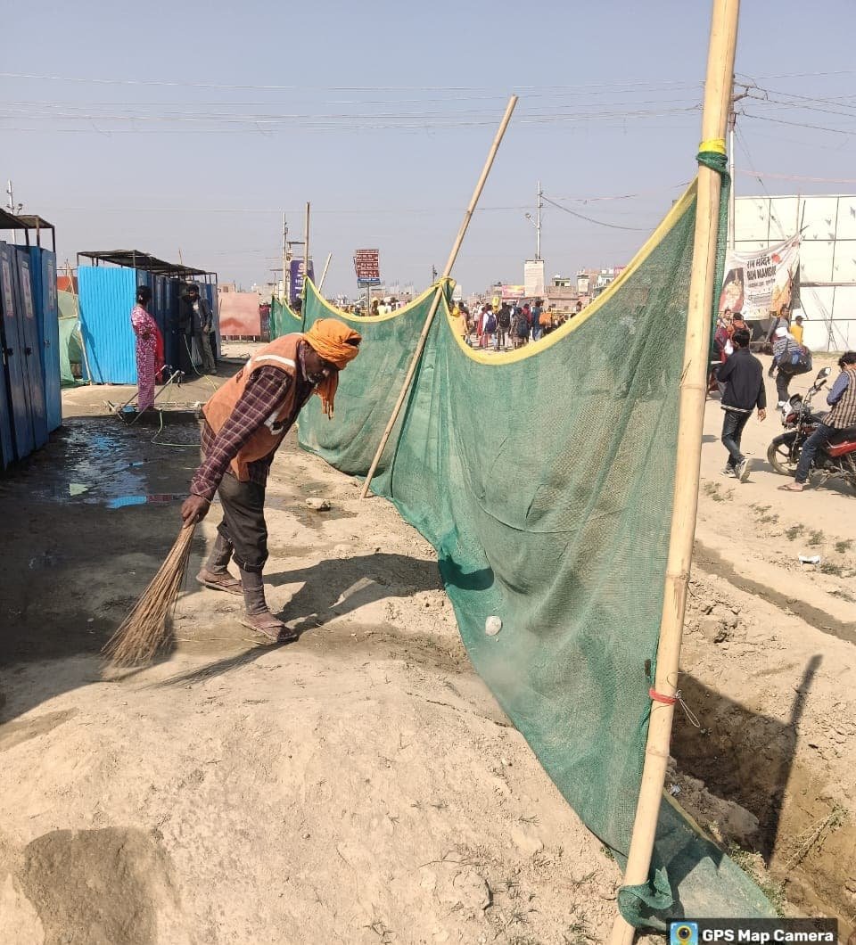 विशेष सफाई वाहनों की मदद से घाटों और मेला क्षेत्र से कचरा उठाया गया