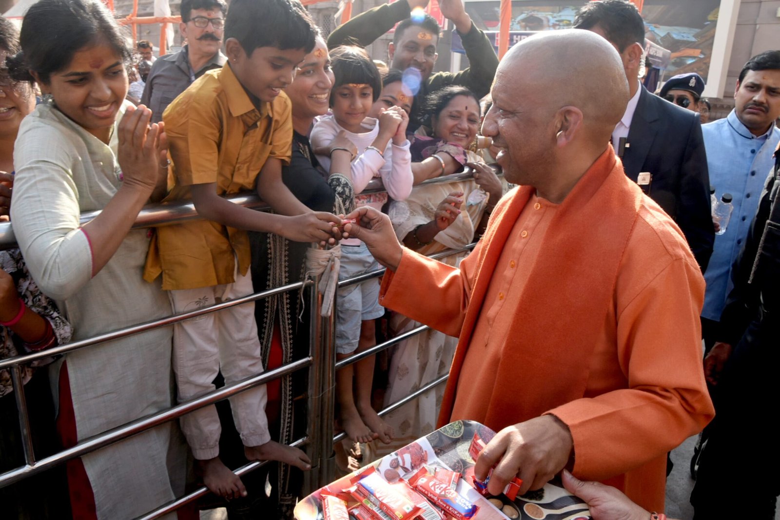 बच्चों को दुलारा-पुचकारा, हाथ भी मिलाया और दी चॉकलेट