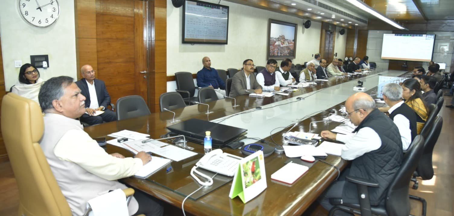 मुख्य सचिव ने यूपी बोर्ड परीक्षा-2025 की तैयारियों की समीक्षा की और वीडियो कॉन्फ्रेंसिंग के समस्त मंडलायुक्तों, जिलाधिकारियों एवं वरिष्ठ पुलिस अधिकारियों को आवश्यक दिशा-निर्देश दिये.