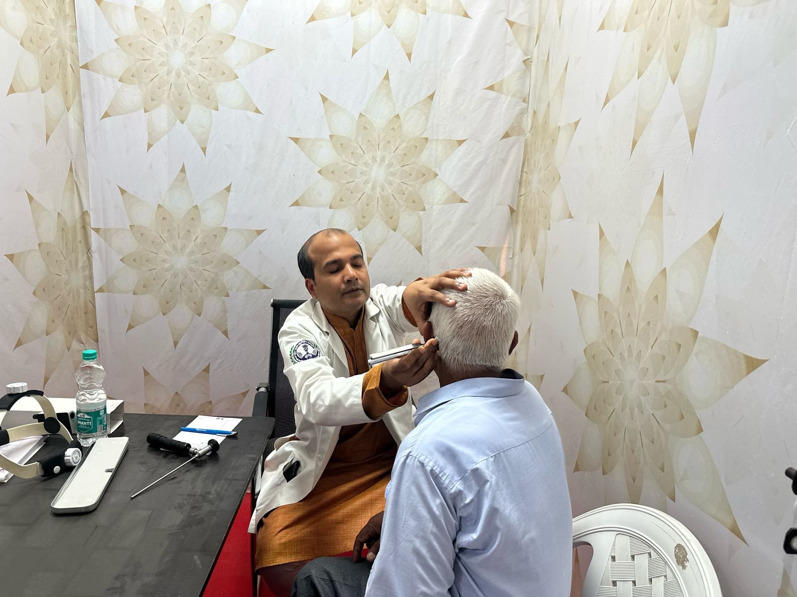 कान की मशीन, कमर की बेल्ट, छड़ी, व्हील चेयर आदि निःशुल्क प्रदान की जा रही