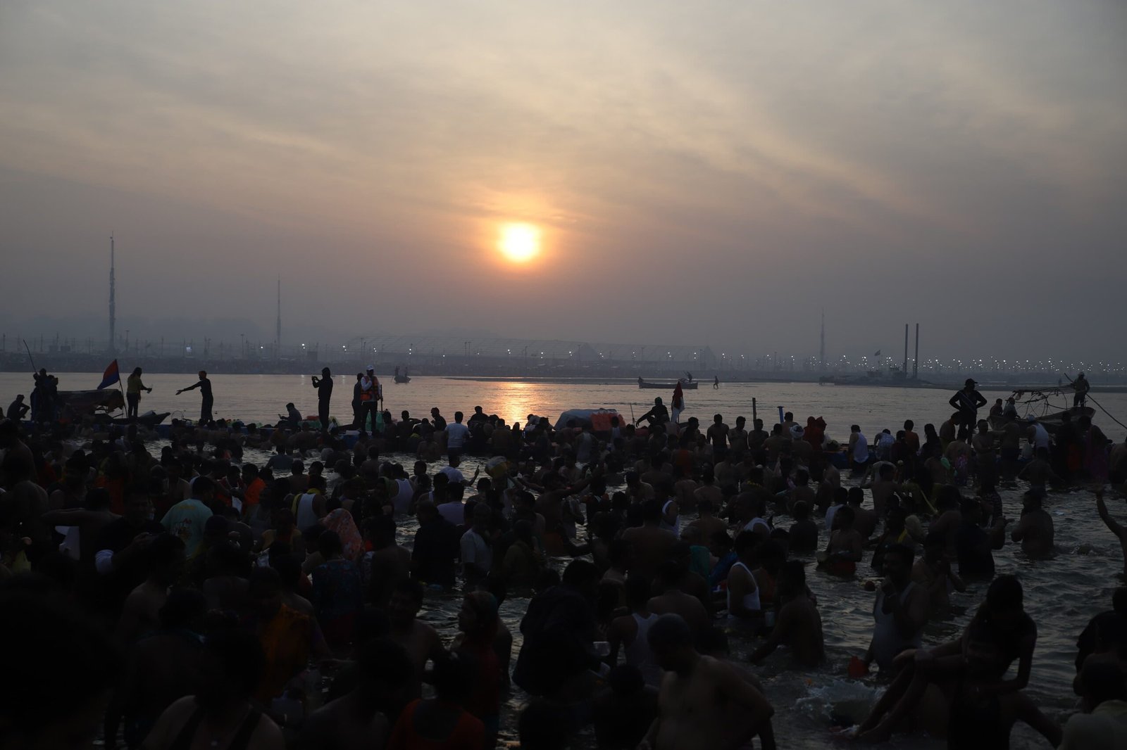 पश्चिम बंगाल और नेपाल से भी पवित्र स्नान के लिए दौड़े चले आए श्रद्धालु