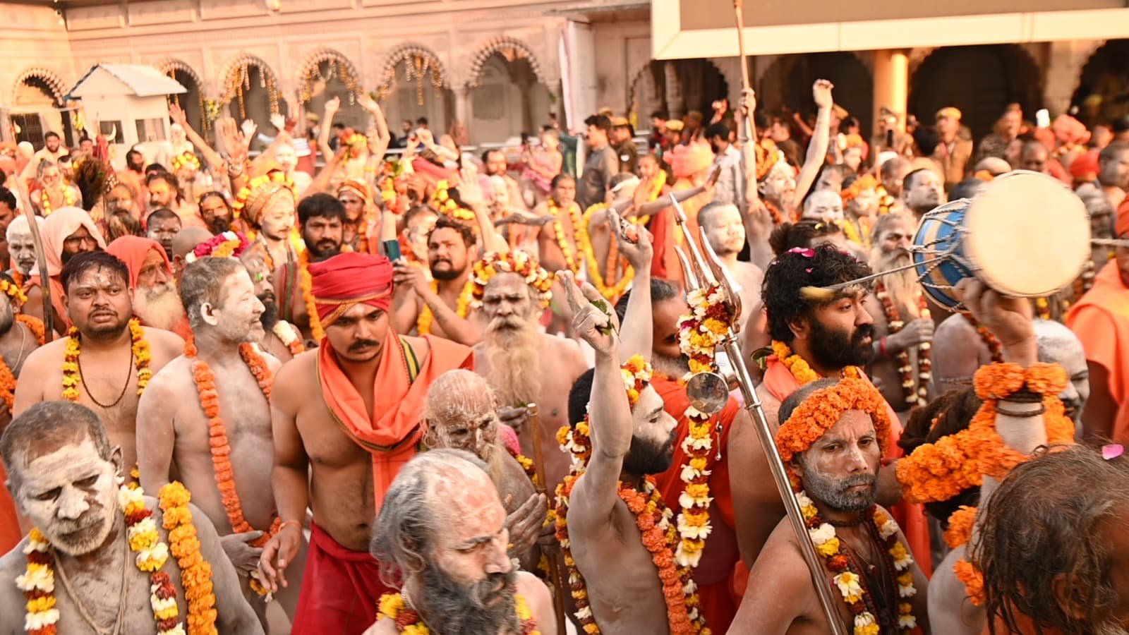 महाशिवरात्रि पर काशी में भव्य नजारा, मंगला आरती के बाद निकली अखाड़ों की शोभायात्रा