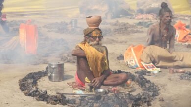महा कुंभ के तपस्वी नगर में दिगम्बर अनी अखाड़ों के साधकों ने आरंभ की पंच धूनी की कठिन तपस्या