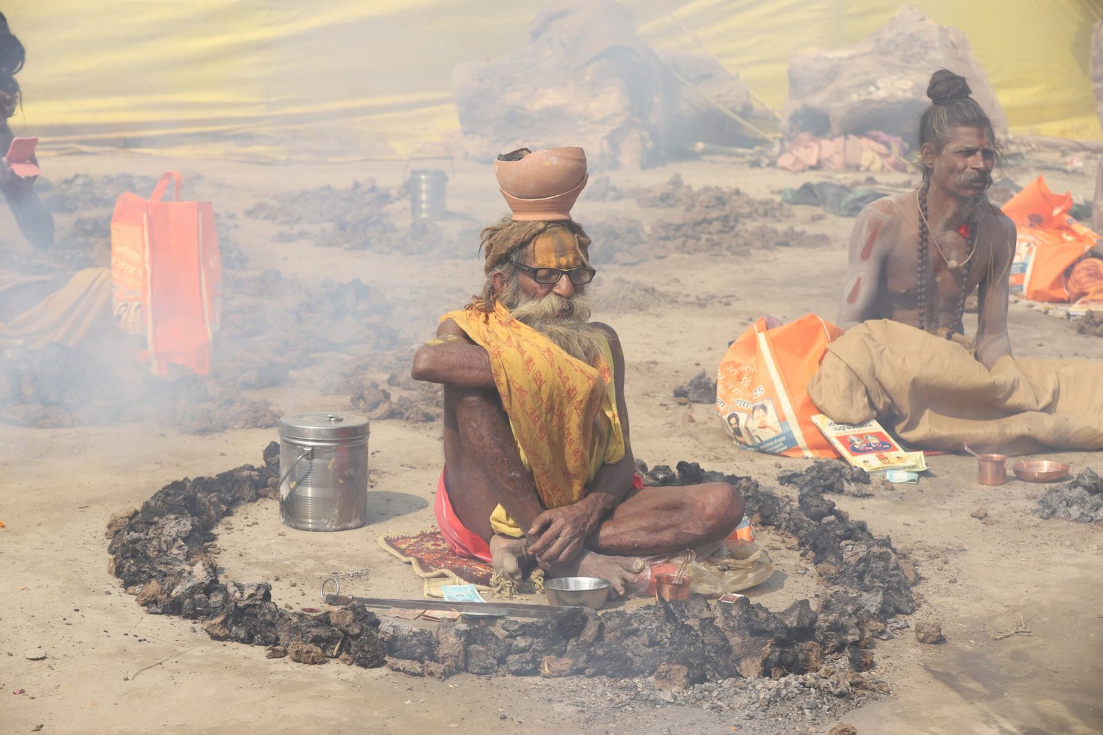 महा कुंभ के तपस्वी नगर में दिगम्बर अनी अखाड़ों के साधकों ने आरंभ की पंच धूनी की कठिन तपस्या