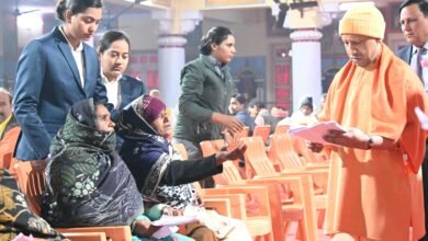 जनता दर्शन में गंभीर बीमारियों के इलाज के लिए मदद मांगने आए लोगों को सीएम योगी ने दिया भरोसा