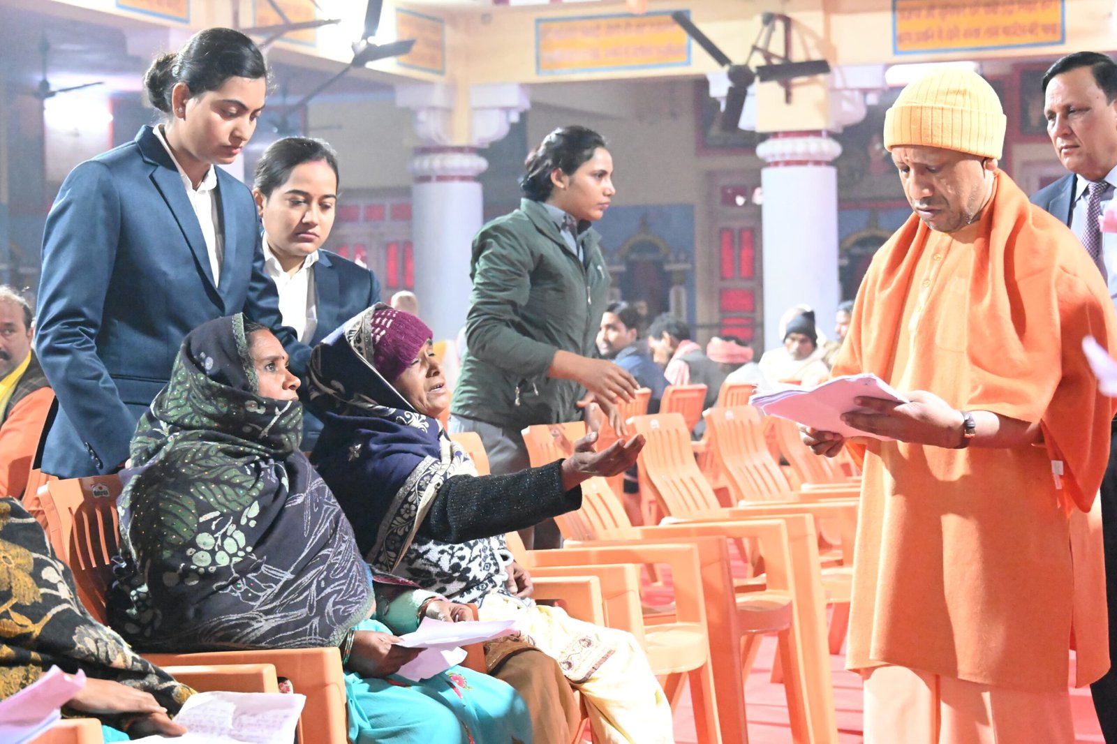 जनता दर्शन में गंभीर बीमारियों के इलाज के लिए मदद मांगने आए लोगों को सीएम योगी ने दिया भरोसा